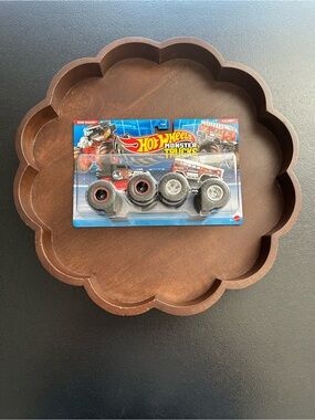 Hot Wheels Monster Trucks 2 Pack Bone Shaker vs 5 Alarm